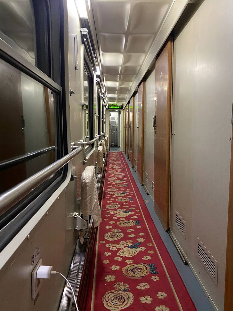 火车卧铺 前三张是软卧 第四张是硬卧 软卧的话 看运气吧 碰上素质好