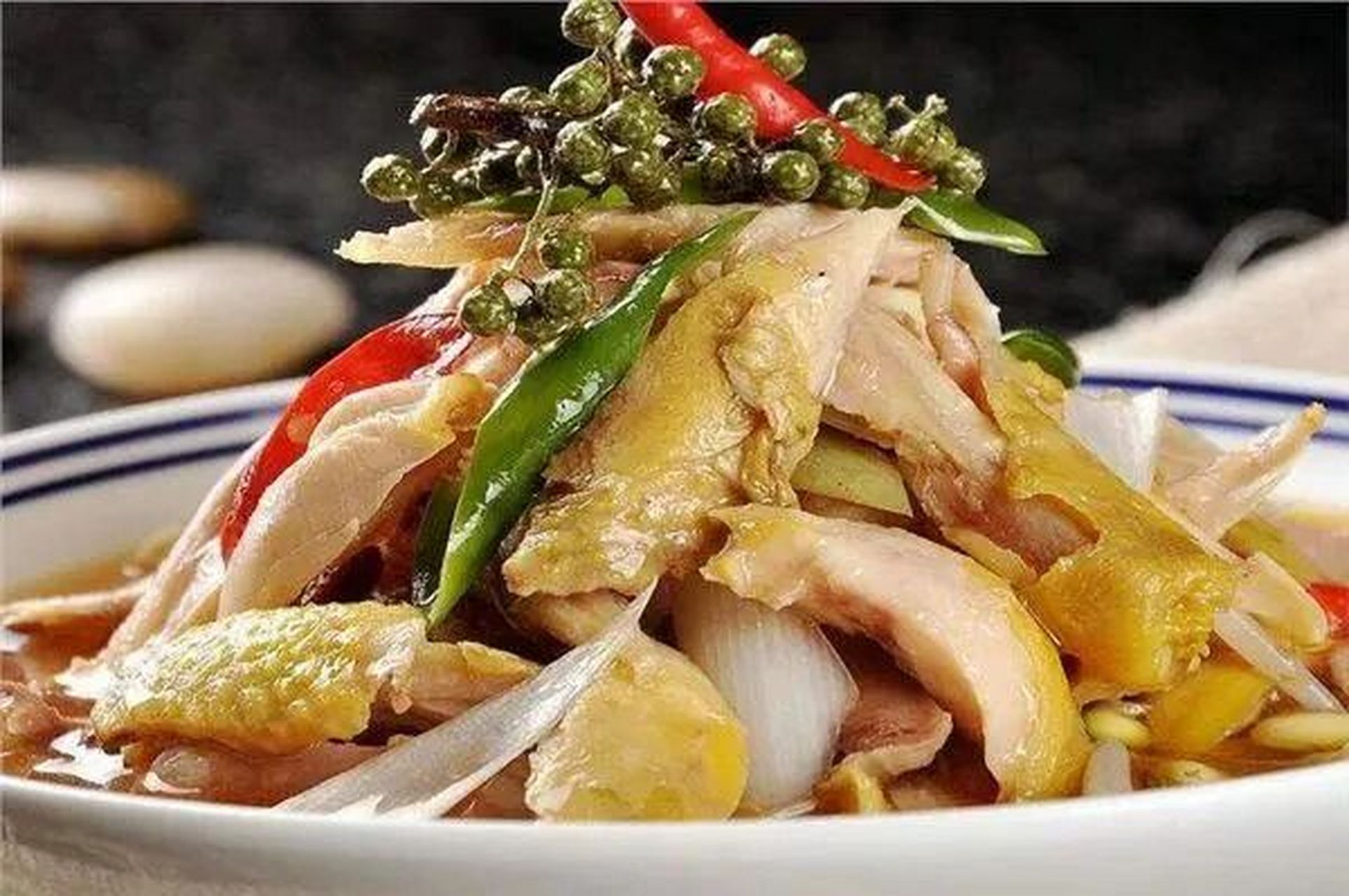 很多人都以为椒麻鸡就是麻椒鸡,麻椒鸡就是椒麻鸡,其实这可错的厉害