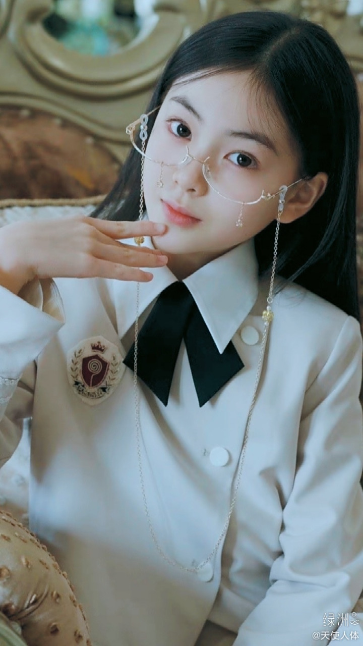 张茗灿,白色穿搭,很可爱的小女生. #张茗灿