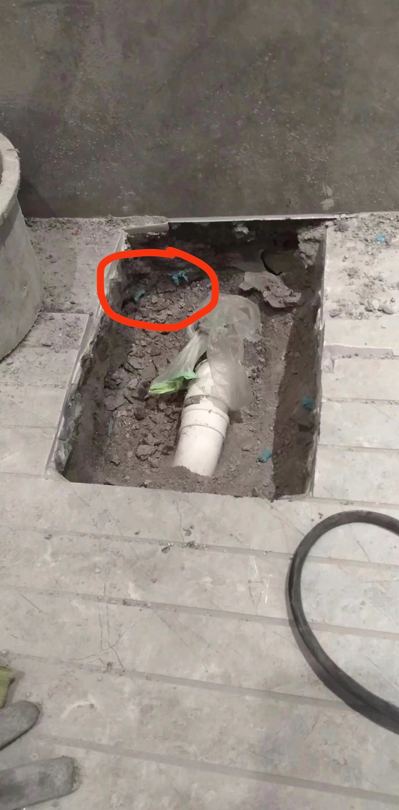 卫生间下水管破裂返工 最近发现地漏里面的水管底部是破的,正常存水弯