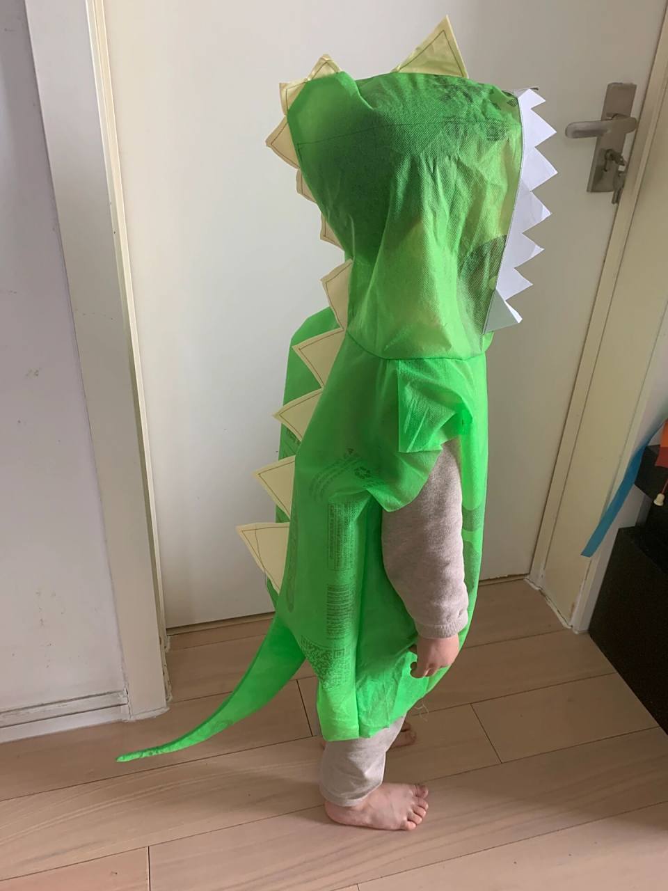 幼儿园手工作业,做衣服 幼儿园布置了废物利用做衣服作业,老母亲赶紧