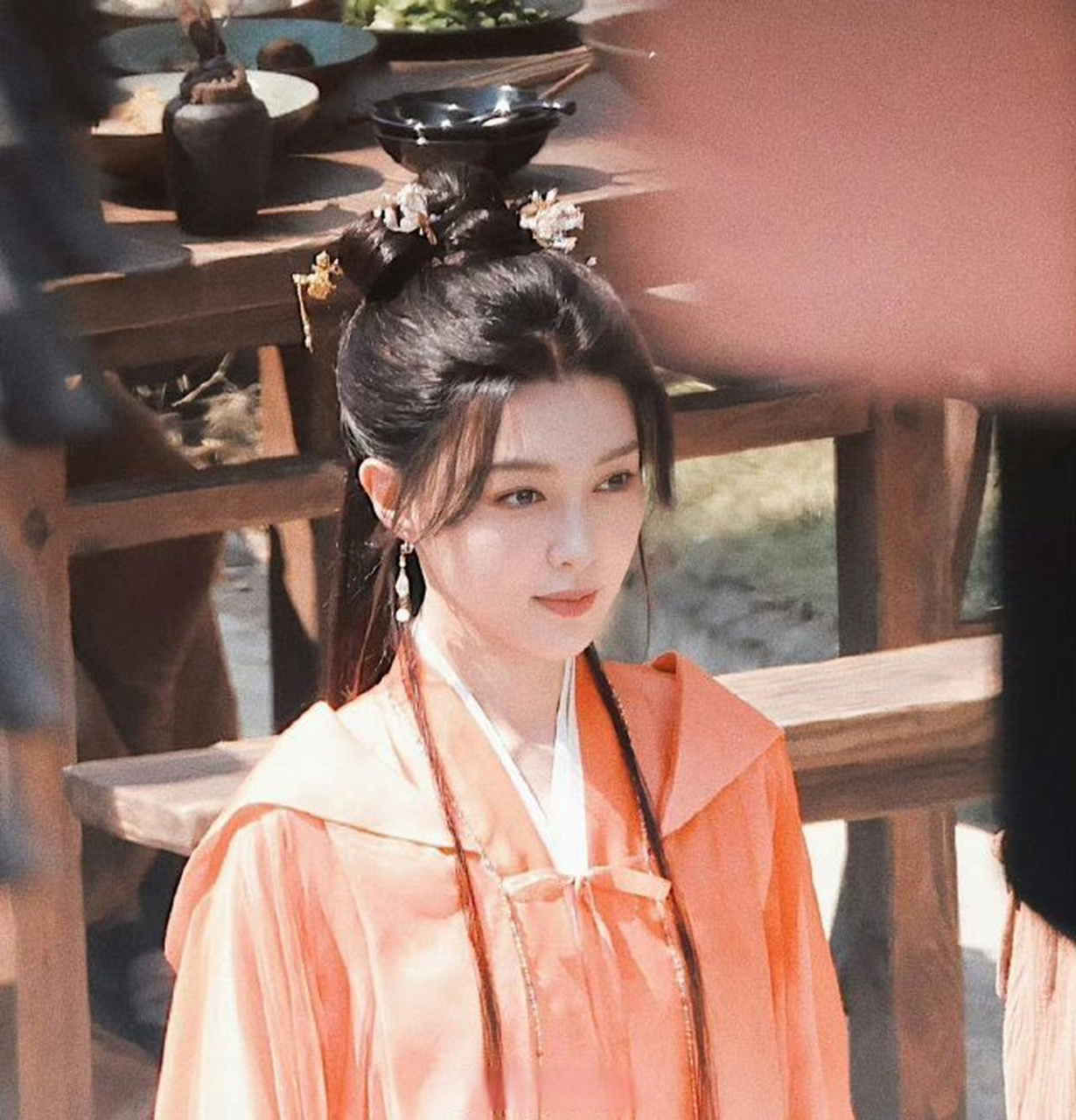 唐嫣念无双造型路透,这个刘海好假,还不如直接抄宁珂的.