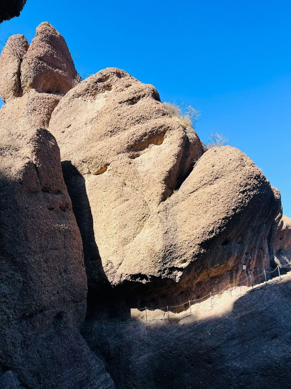 滦平碧霞山 碧霞山离京承高速滦平出口不远,感觉应该废弃了很久,几乎