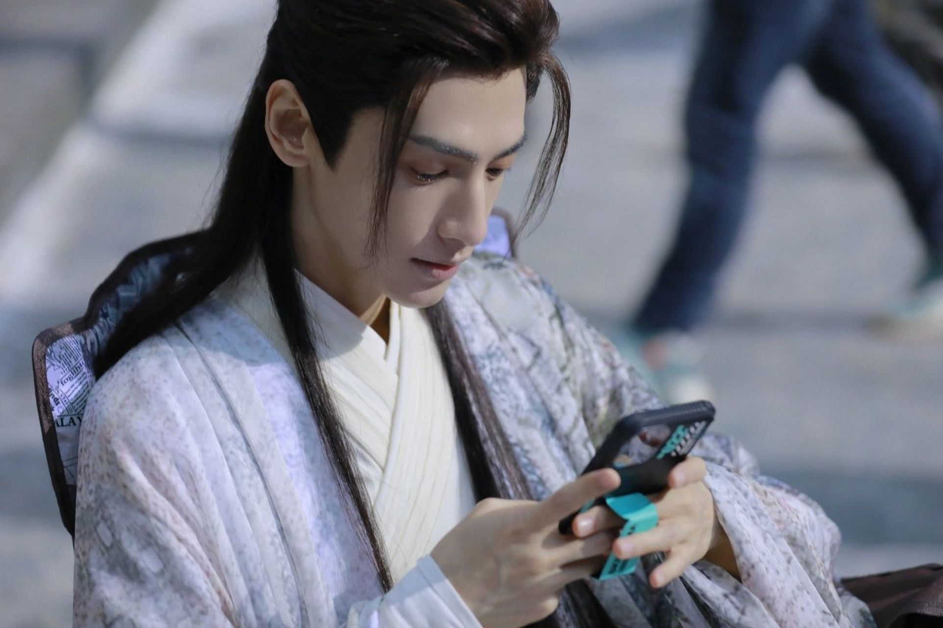 质子澹台烬跪在雪地里,雪花点缀着眉间     大雪覆