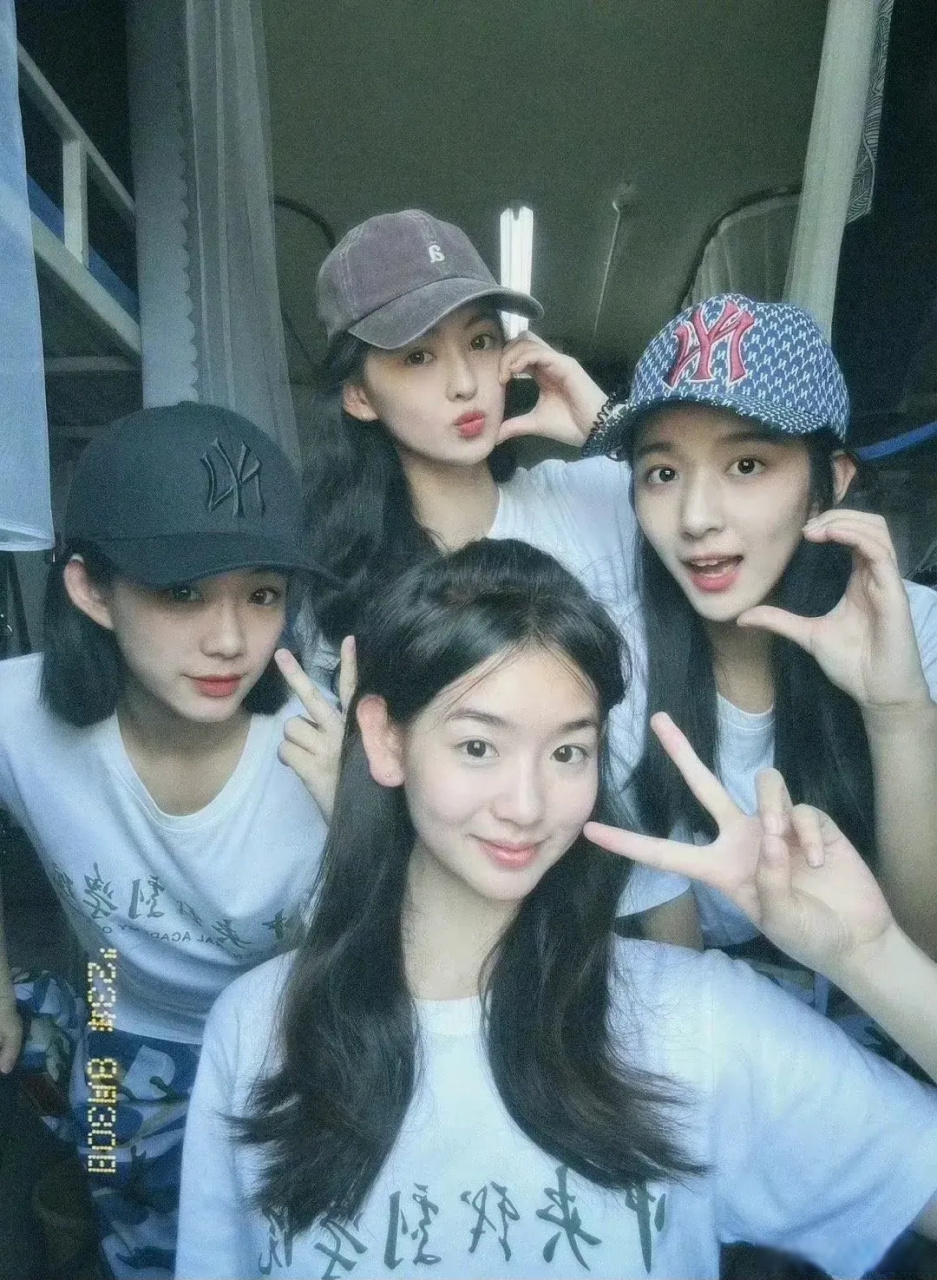 中戏新生宿舍合照,中上那个挺像秦牛正威,你觉得谁更有星相?