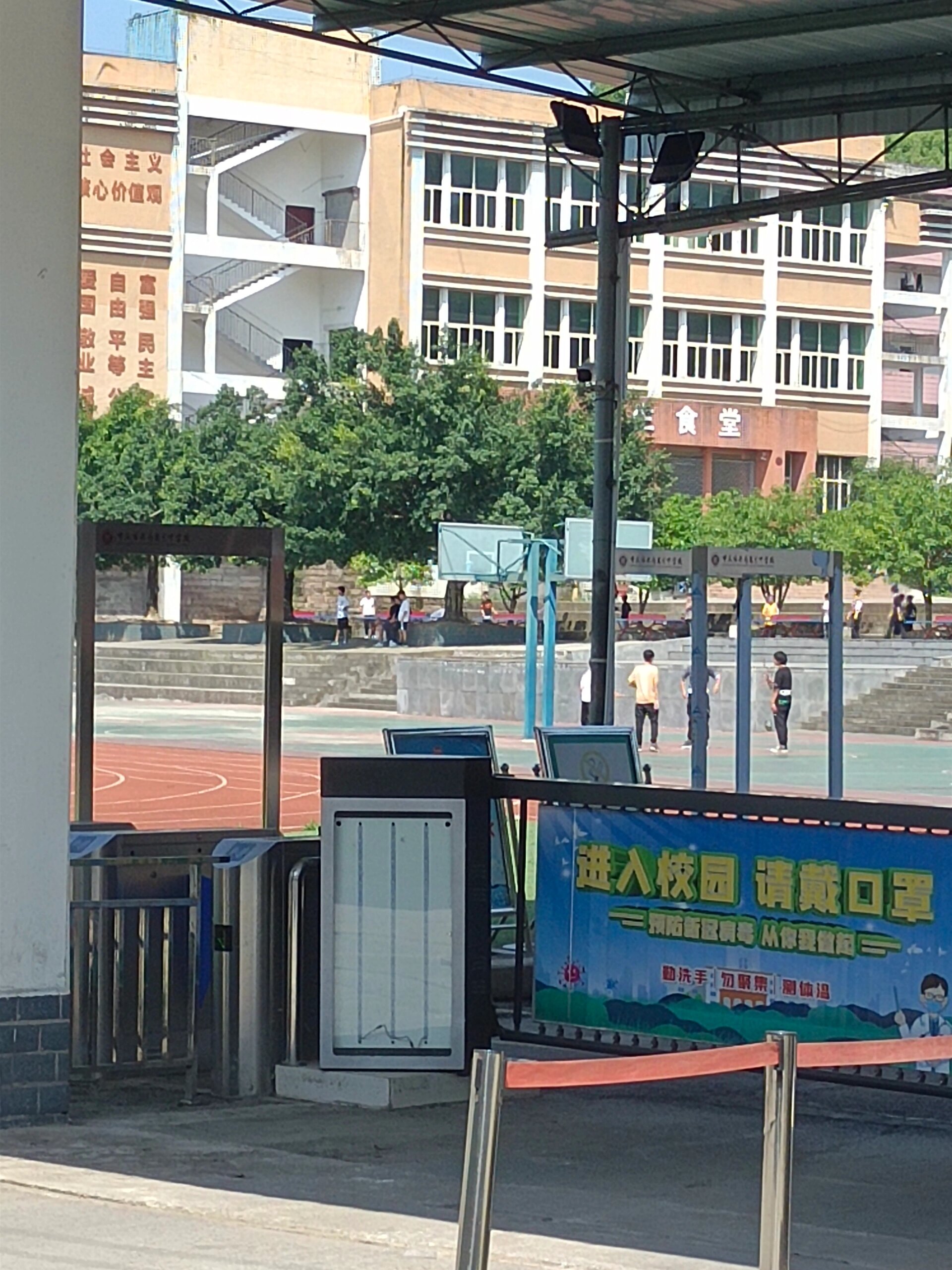 有没有在重庆长寿葛兰中学的啊!