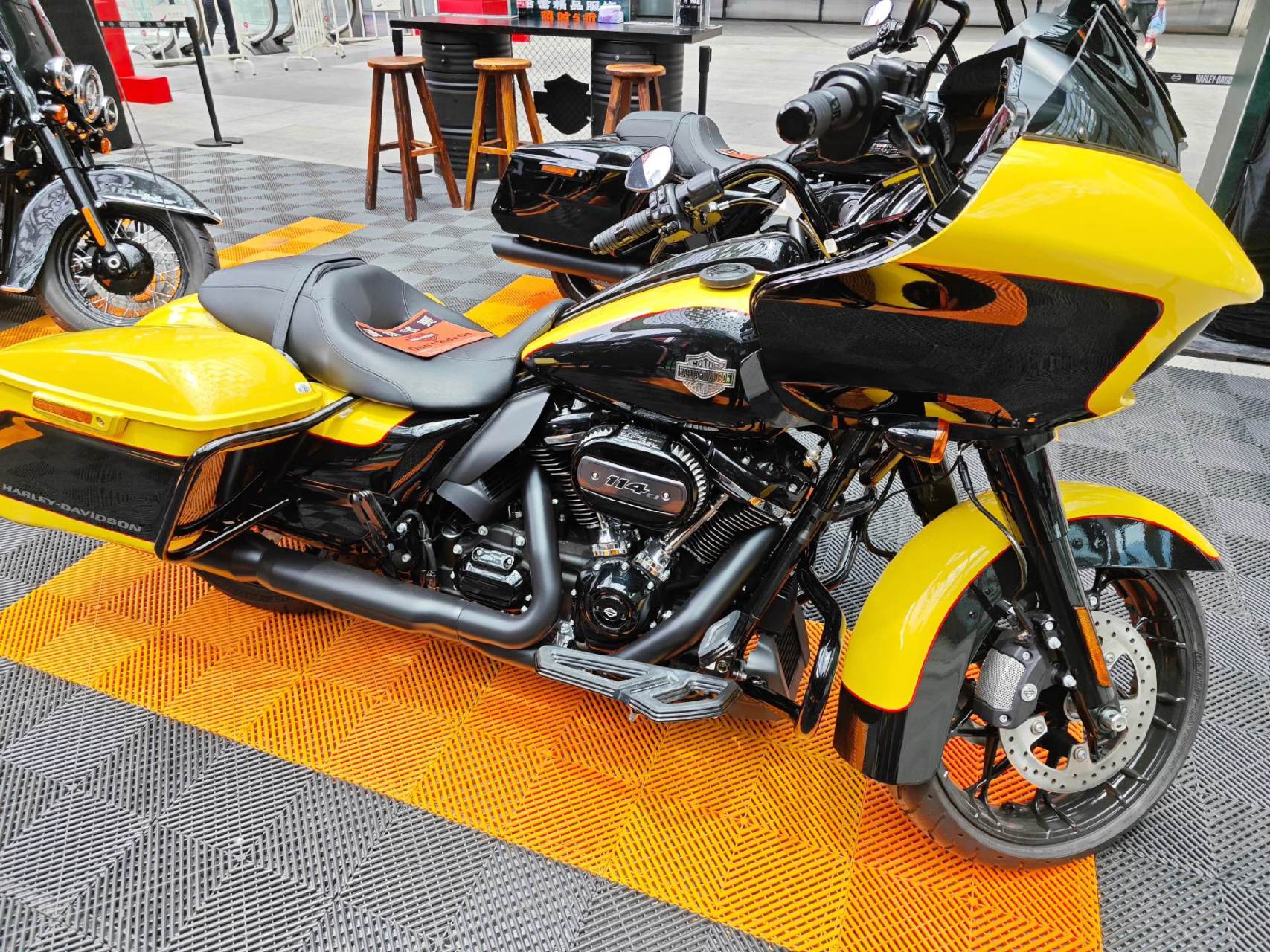 哈雷摩托车,最贵的一台售价近50万元人民币