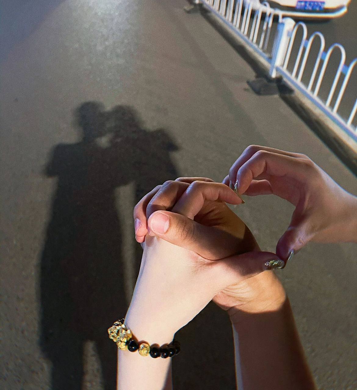 情侣拍照手势 为什么男生得手比女生的还要好看 快去找你的男友拍照吧