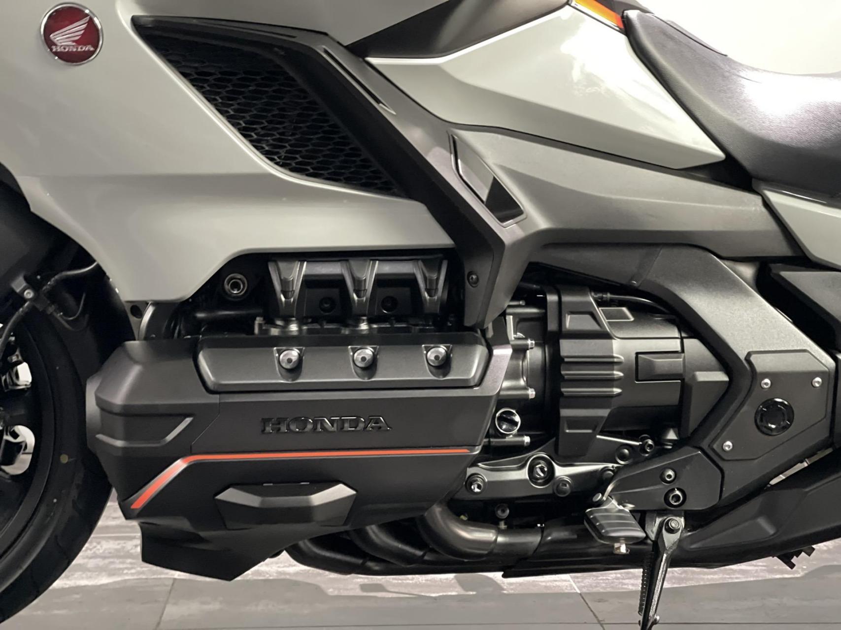 金翼里的魅影bb款 本田金翼f6b-1800  改装-全车xp车衣,行车车机,飞锐