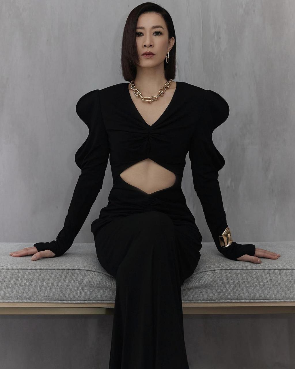 在tvb"万千星辉颁奖典礼2023"上,香港女演员佘诗曼因在《新闻女王》中