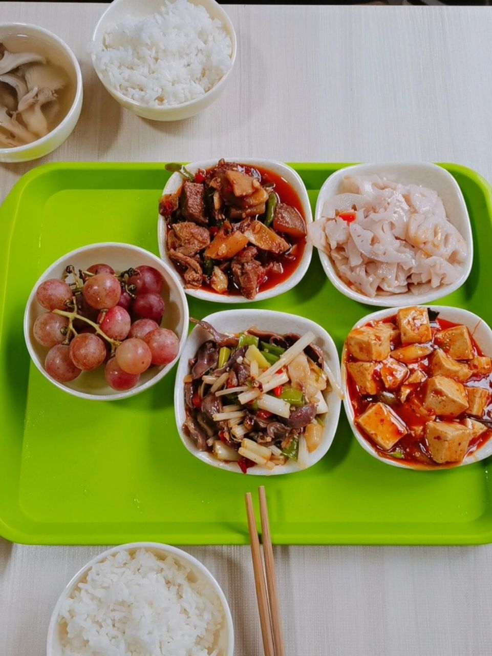 西南大学荣昌校区食堂 图一是最近拍的,二楼民族餐厅 图二三四五都是