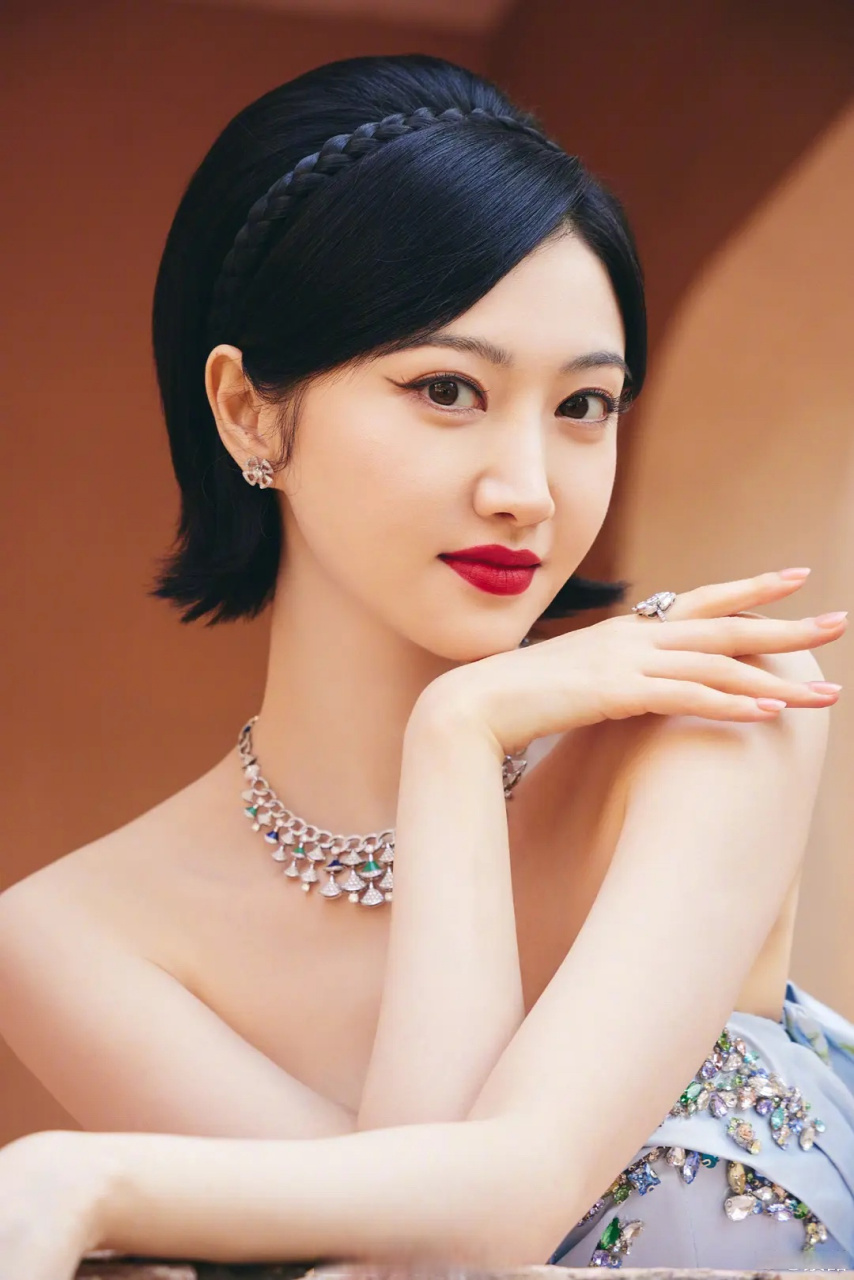 景甜工作室的出图是不是有失水准了?网友说这套图看起来像闫妮.