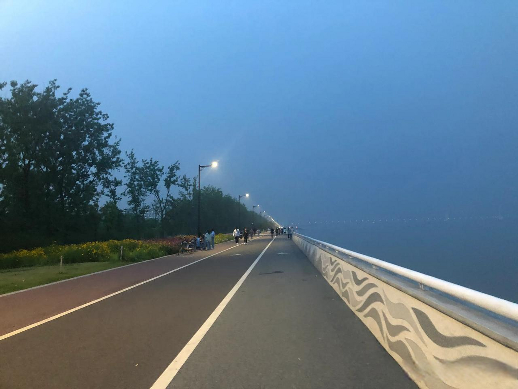 五一节晚上,来到杭州钱塘区下沙高教园区东边的钱江堤上,江堤上人流还