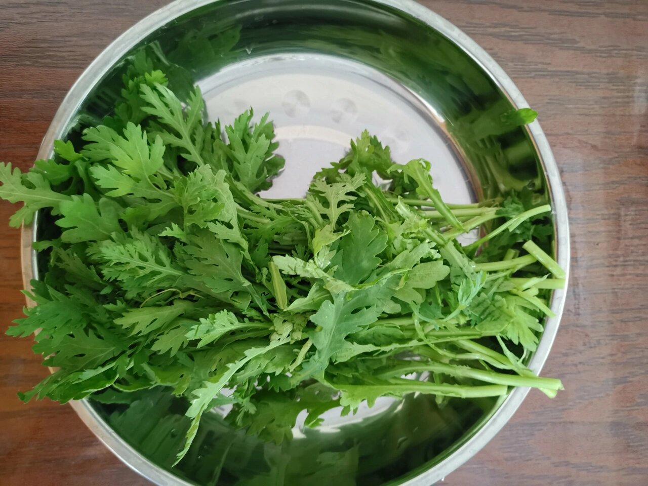 大周末的,自己做的扒皮狼炖茼蒿 今天去菜市场买菜,发现有新鲜的扒皮