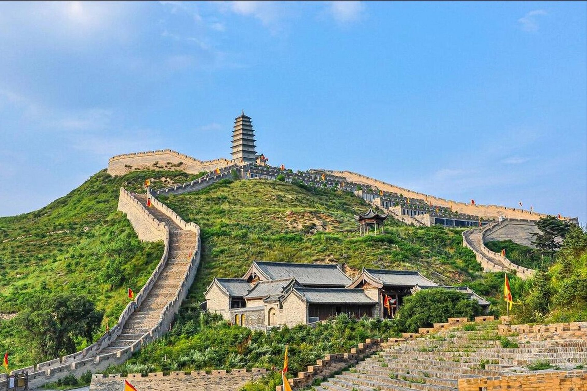 " 雁门关,位于山西忻州代县的雁门山中,它巍然屹立在广阔中原与漠北