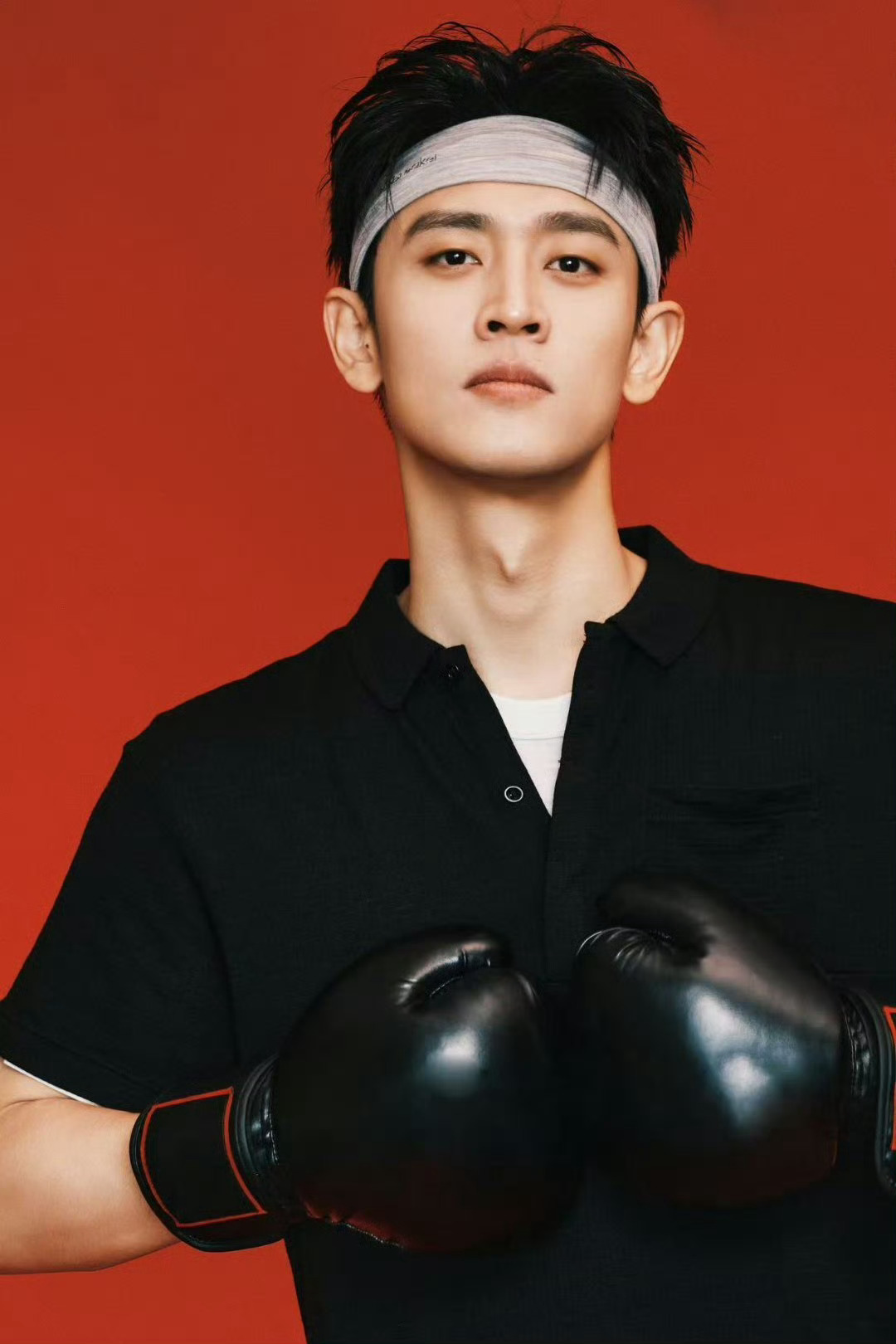 王天辰黑皮发带体育生#王天辰王天辰 黑色polo短袖灰色发带简直黑皮