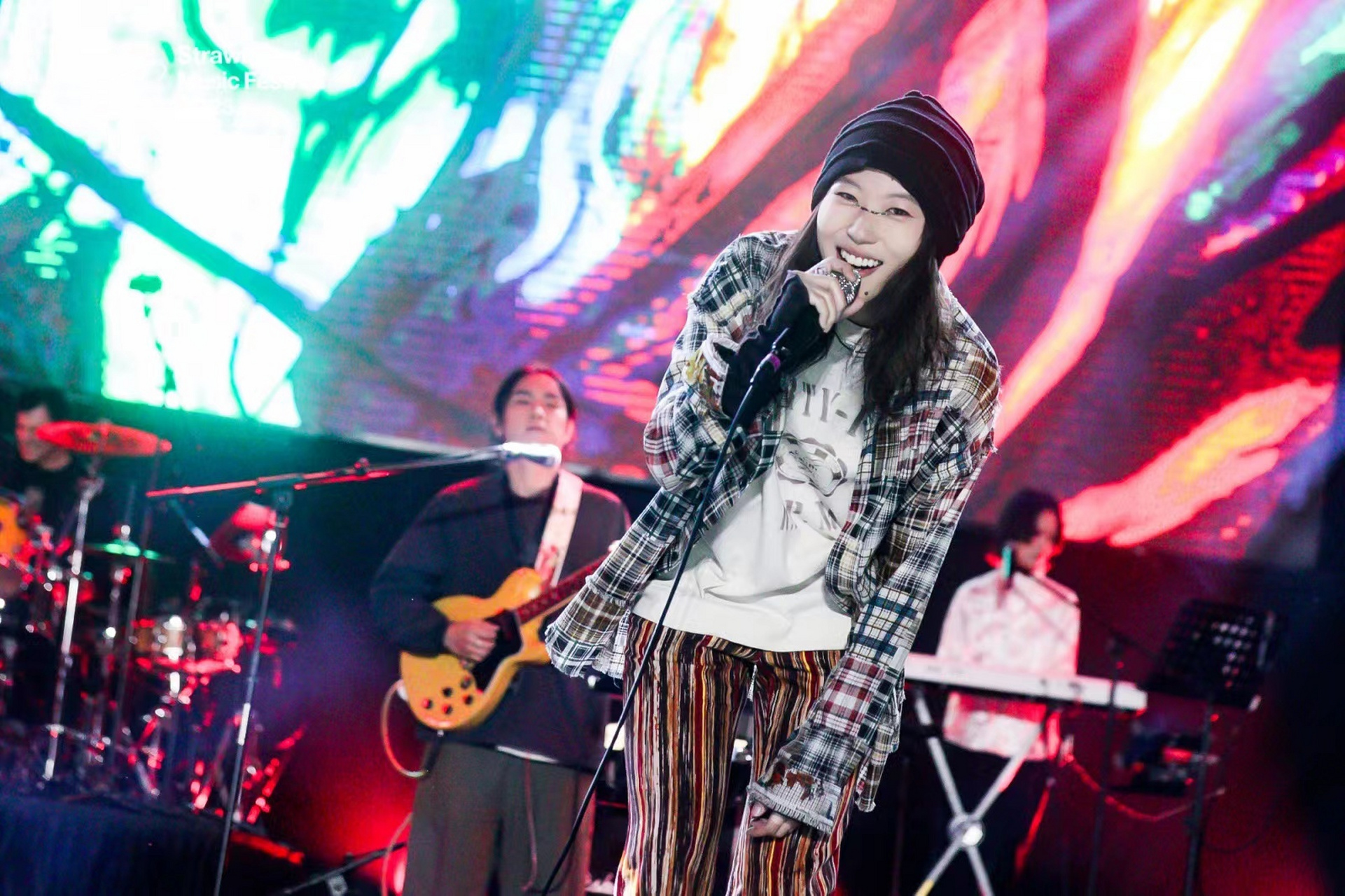 窦靖童草莓音乐节现场#  2023#上海草莓音乐节#   春天了,和leah童