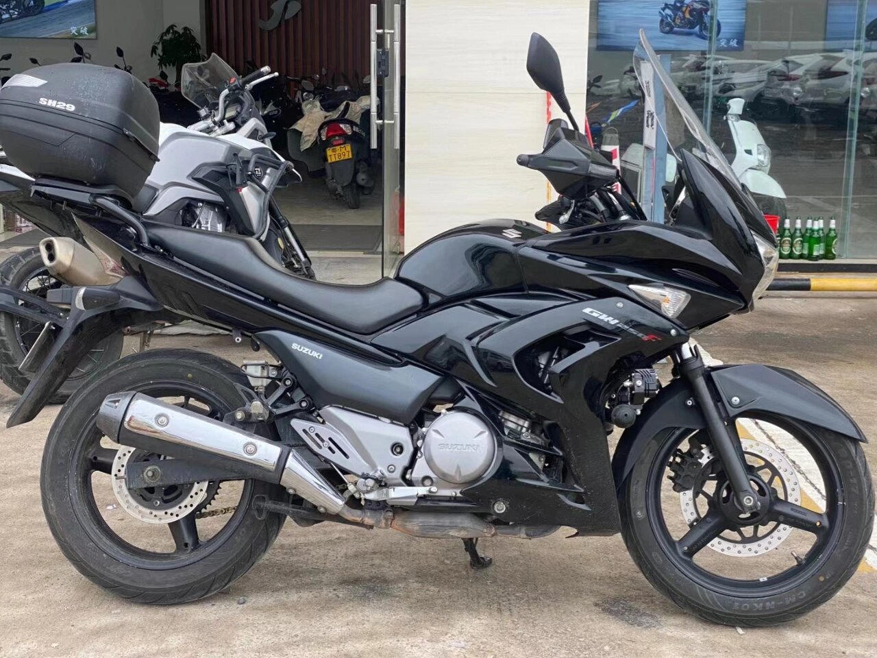 铃木gw250f 15年尾丽驰f版   2万多公里 证件齐全 必须过户  提档 刚