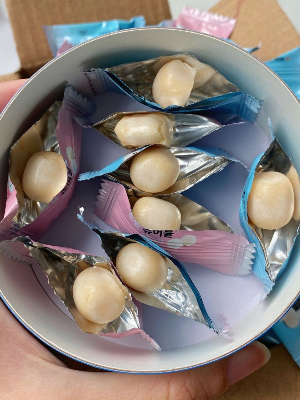 脆皮奶糖～ 是那种牛奶味淡淡的酸奶味～ 酸酸甜甜的口感外面是一层