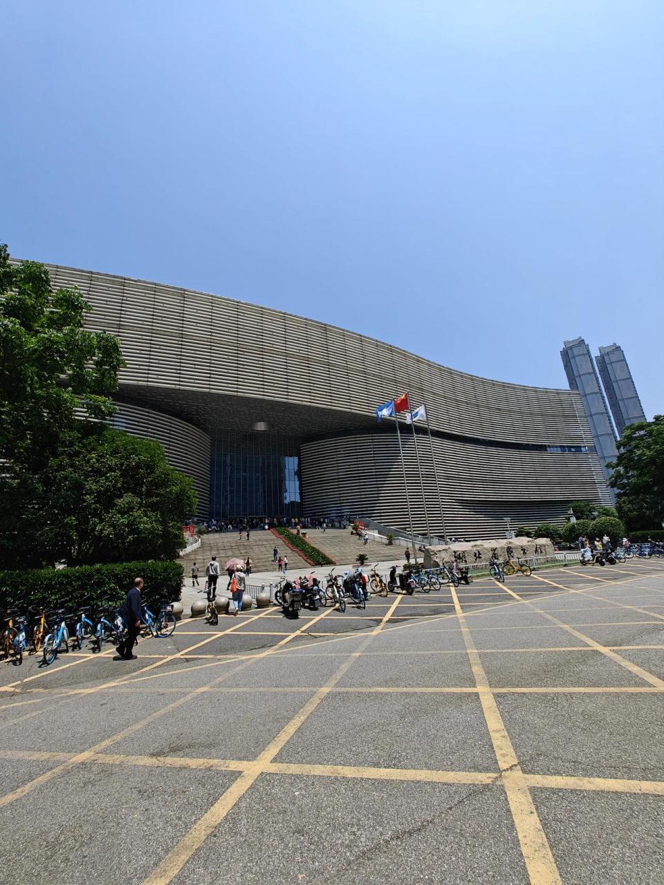 今天拍的湖北省图书馆.图书馆真是个好地方!