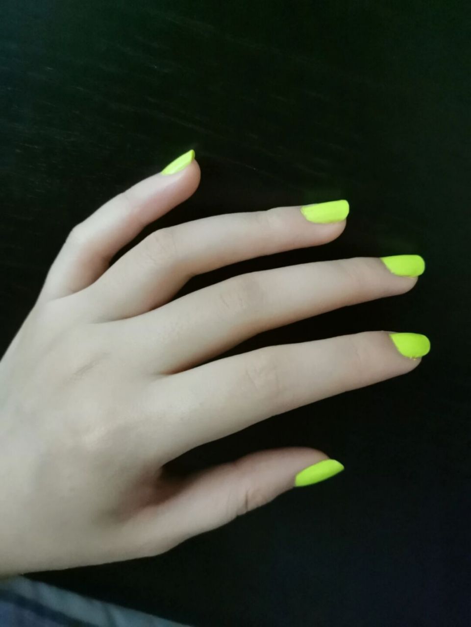 荧光绿指甲油 光线越暗越闪耀
