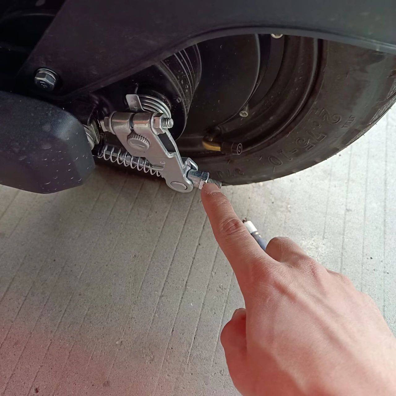 电动车刹车异响试下调这里 分享个小技巧 这几天在骑行的时候,一刹车