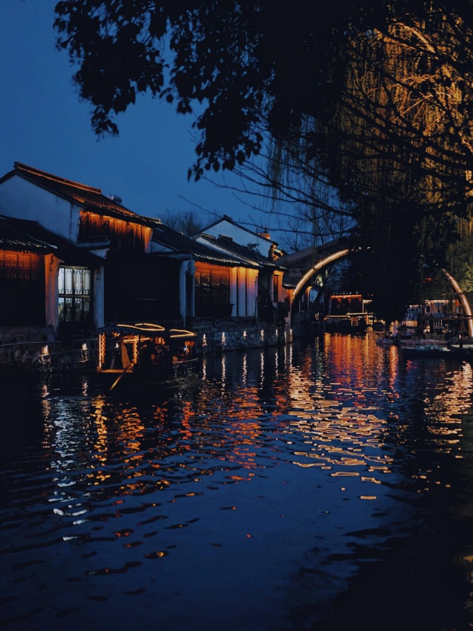 调色软件:醒图 适用范围:适合夜景照片,在天刚刚黑的时候拍的照片