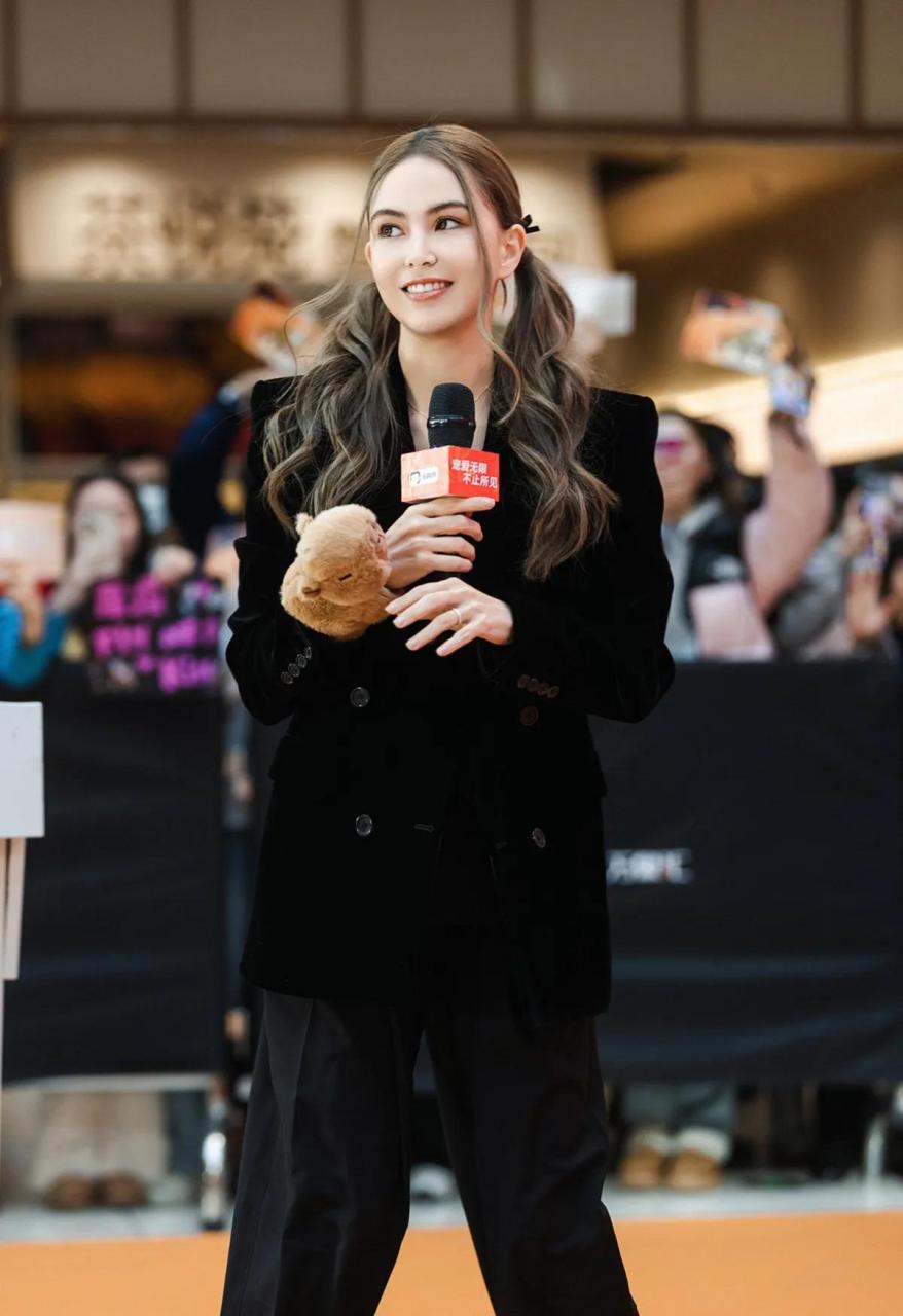 30岁辣妈昆凌亮相南京参加线下活动,梳着两个长马尾,一身黑色绒面西装