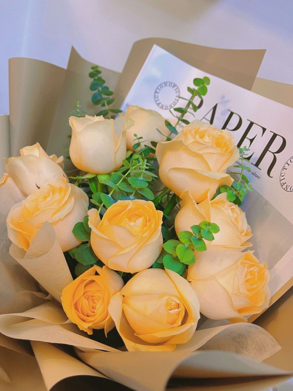 香槟玫瑰的花语 玫瑰,代表着爱情,而香槟玫瑰,则代表了最甜蜜的思念