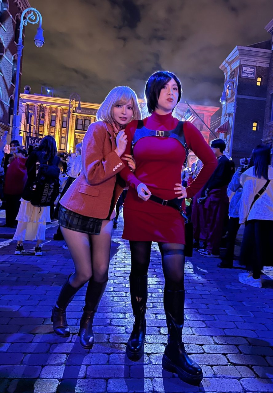 艾什莉和王阿姨(via twi peachmilky_cos)  #生化危机4重制版# #生化