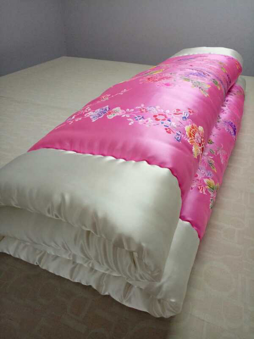 手工制作的工艺品棉被 真丝软缎棉被,八十年代真丝彩缎棉被