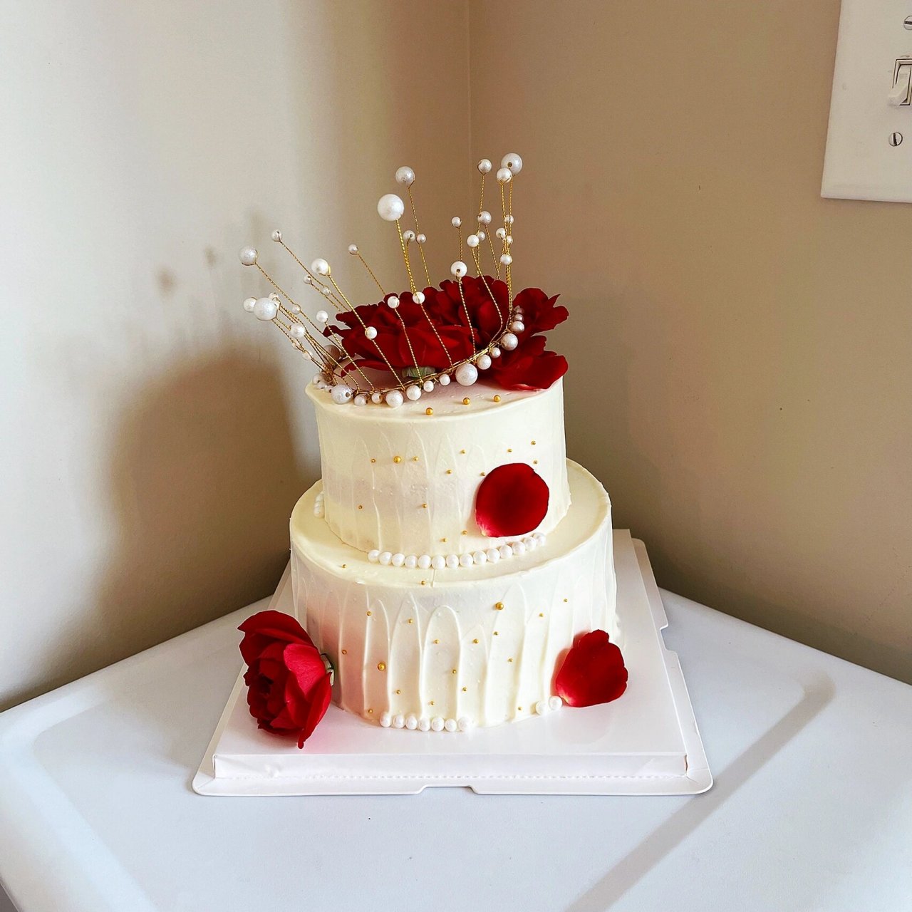 玫瑰花皇冠蛋糕 朋友说说妈妈生日,喜欢红色,让我看着办.