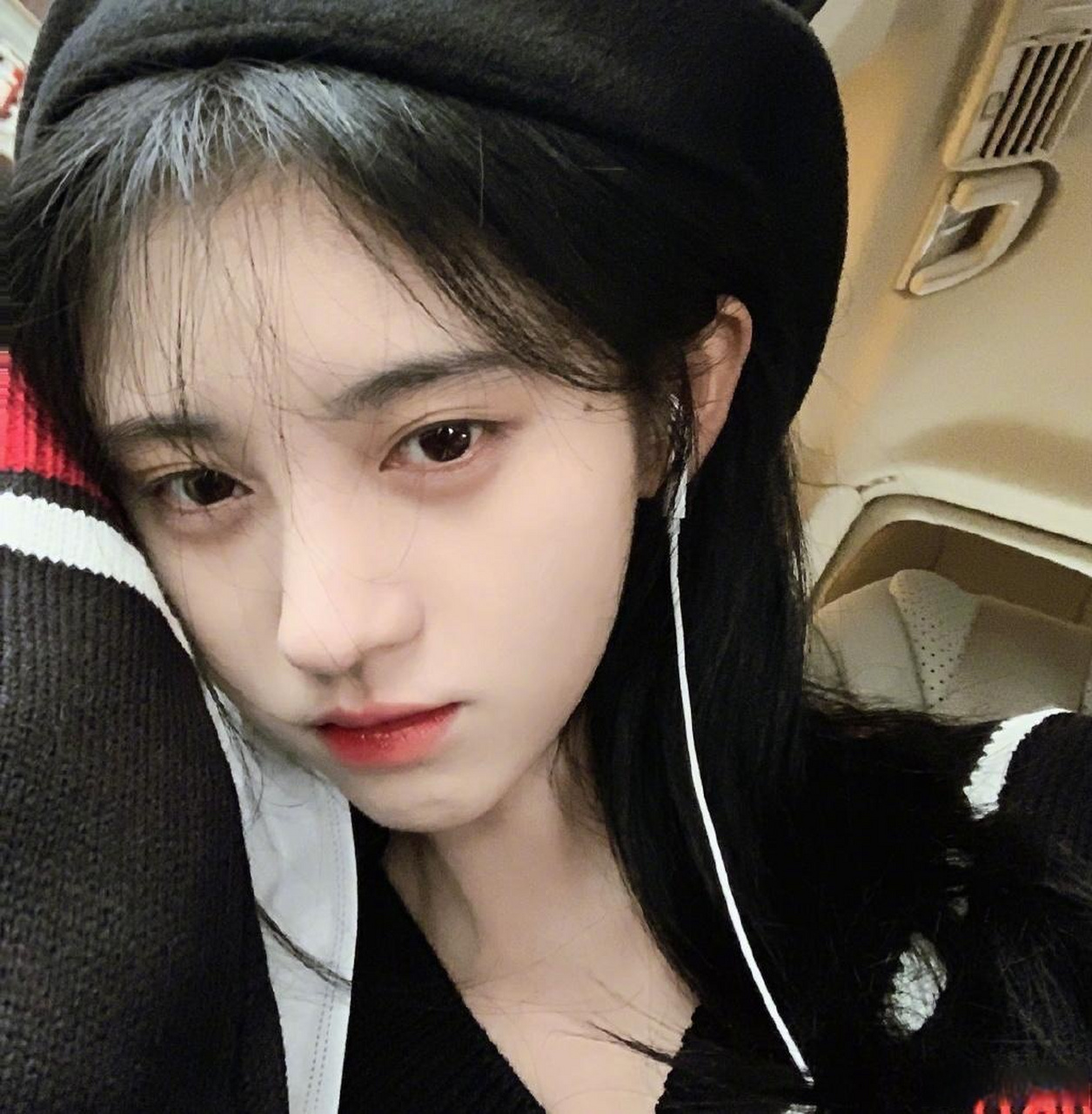 秋天到了鞠婧祎可爱秋装大头照自拍,后知后觉是天气真的已经冷了.