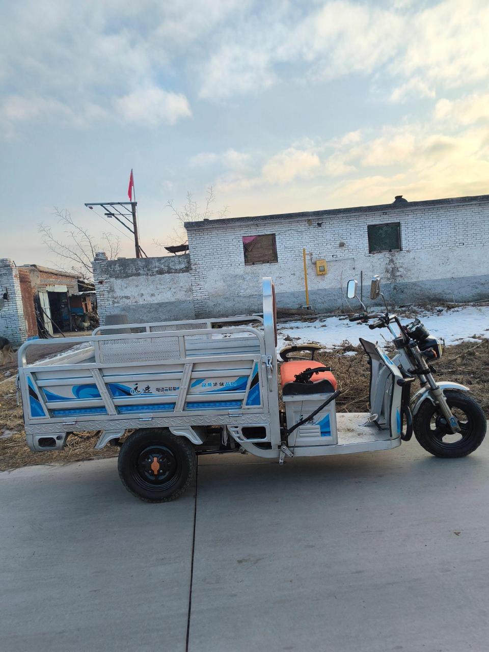 出售三年远迪电动三轮车.