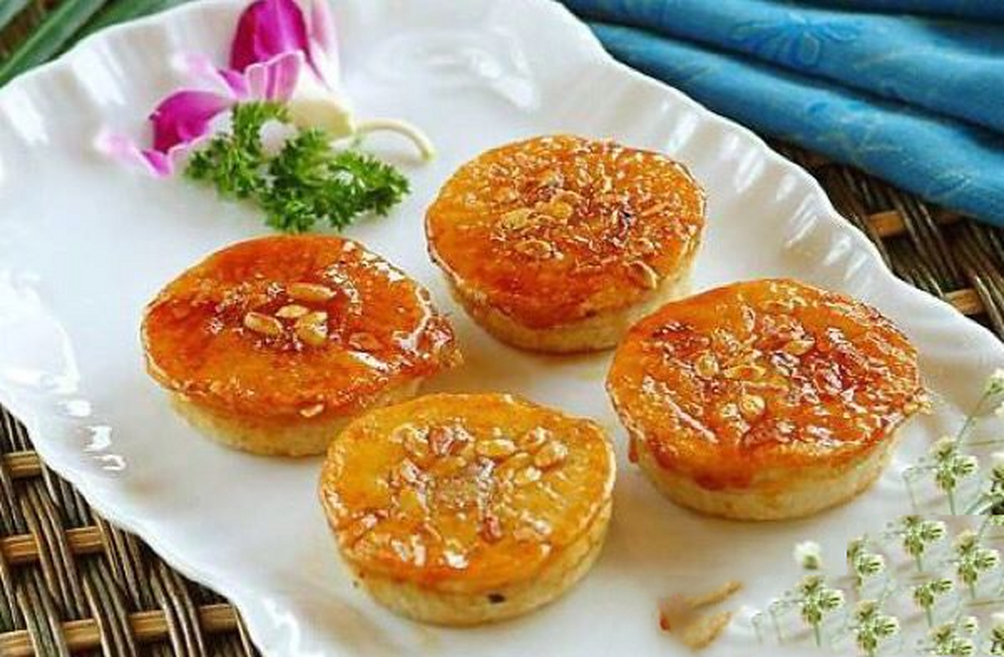 苏州美食1～海棠糕 【简介】海棠糕,因外形似海棠花而得名,色呈紫酱红