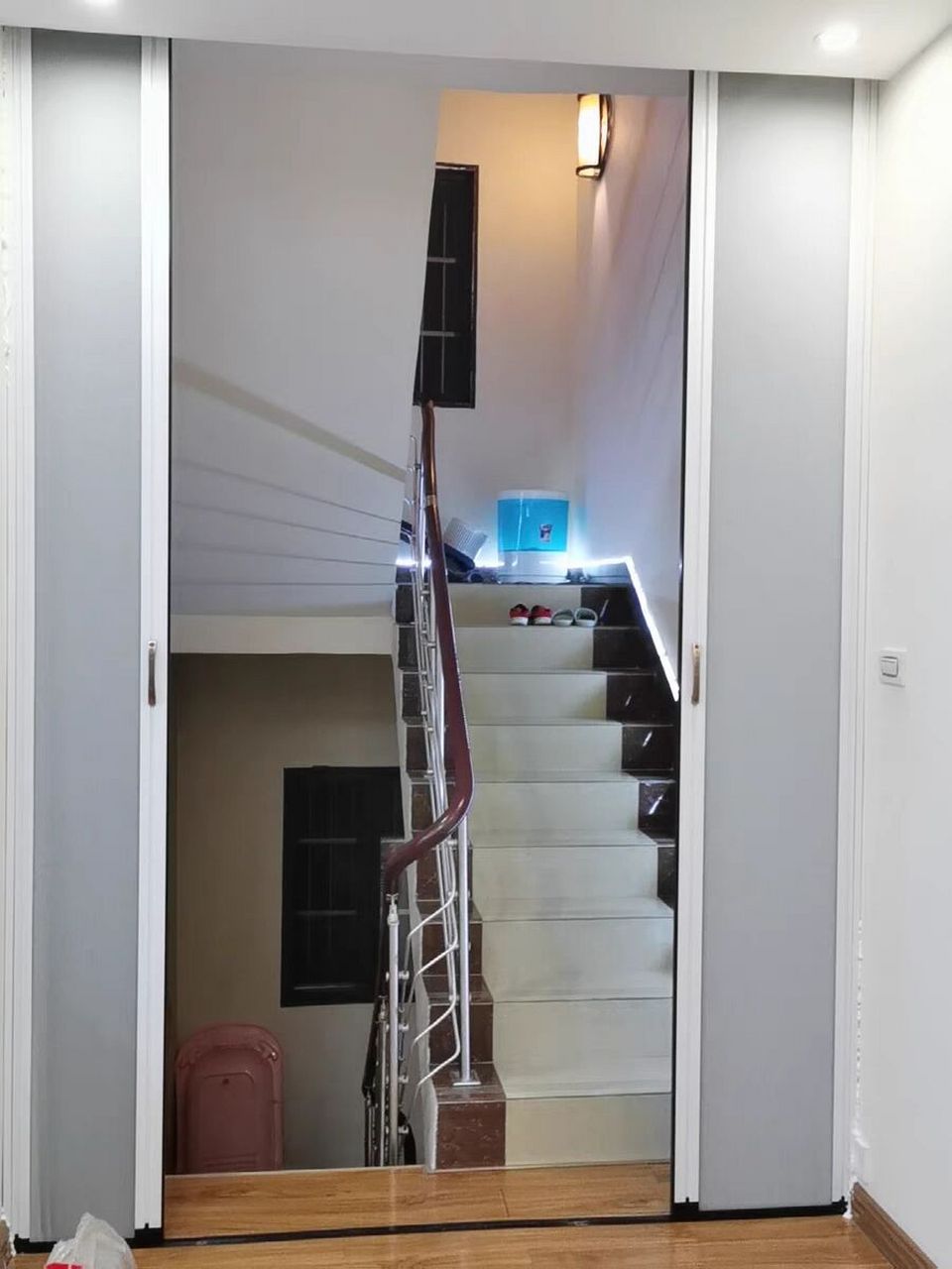 楼梯口隐形推拉门 一口到二楼的楼梯口,住在二楼,冬天开暖气不暖和