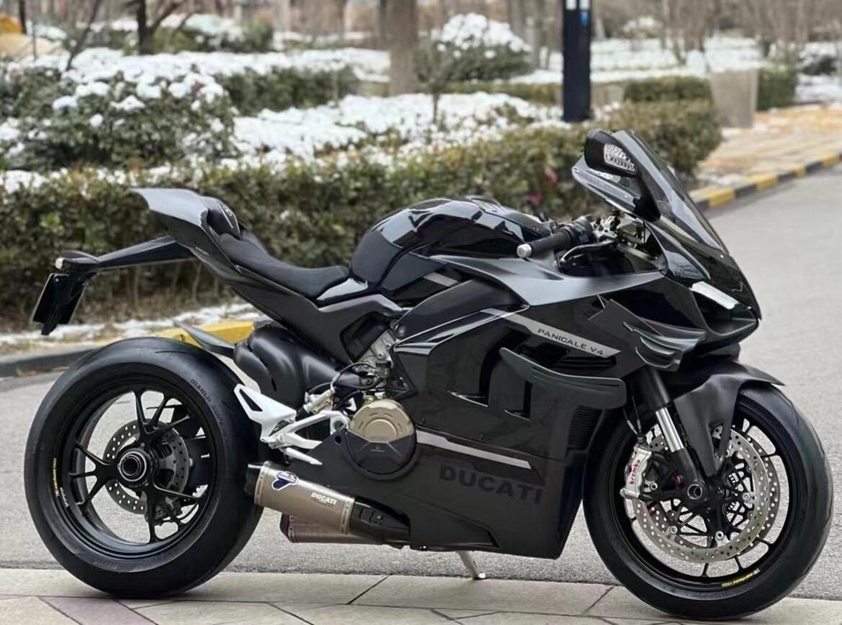 杜卡迪v4s 杜卡迪v4 21年2户9000km  带三者50万,全车sl碳纤维外壳,碳