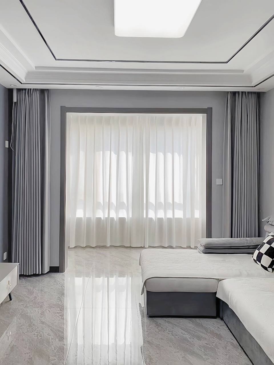 我家是黑白灰的装修风格,一直在纠结窗帘,最终在两款颜色中定了相对