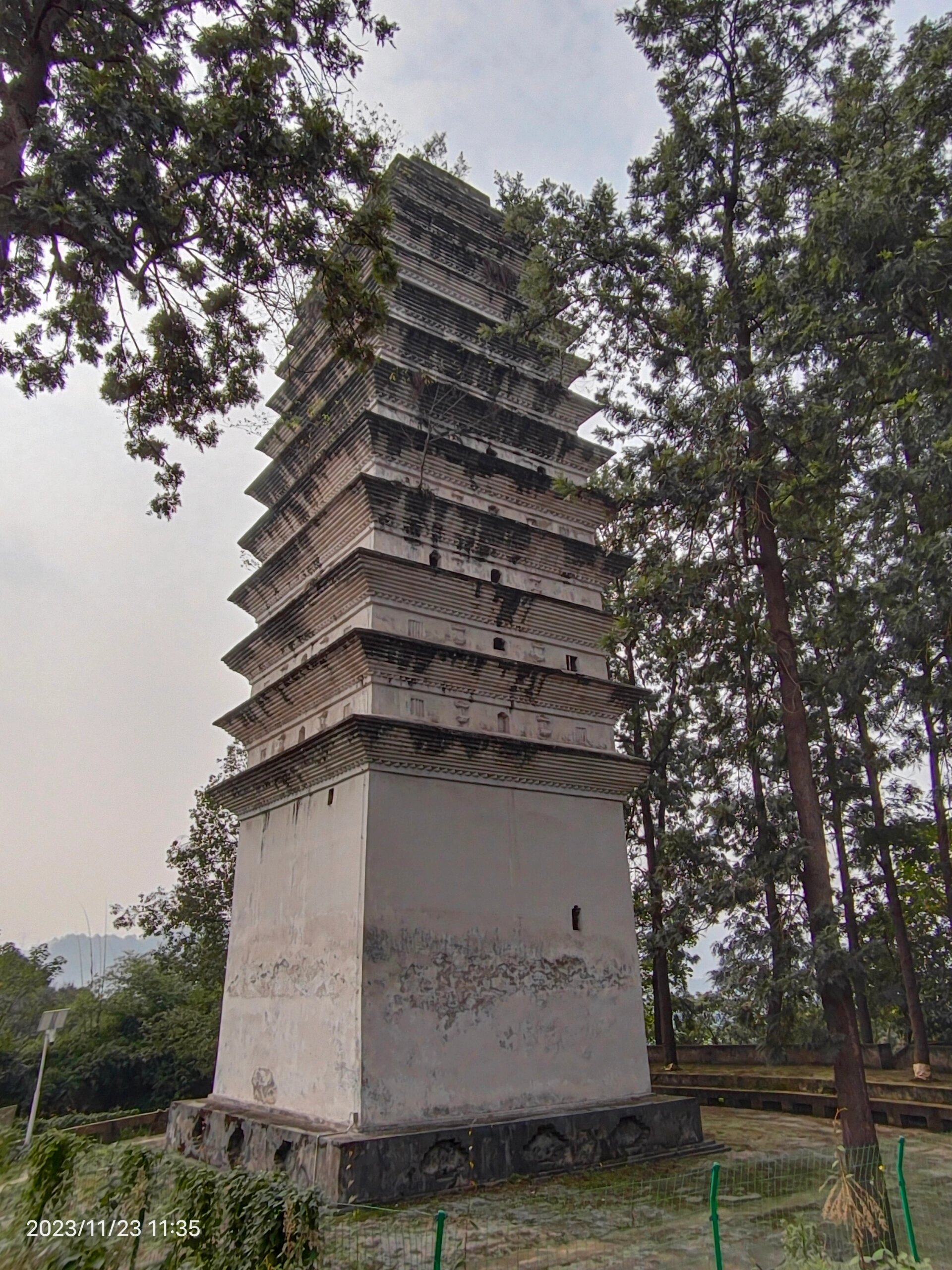 如今荒成了废墟 旧州塔,白塔,黑塔称为宜宾三塔