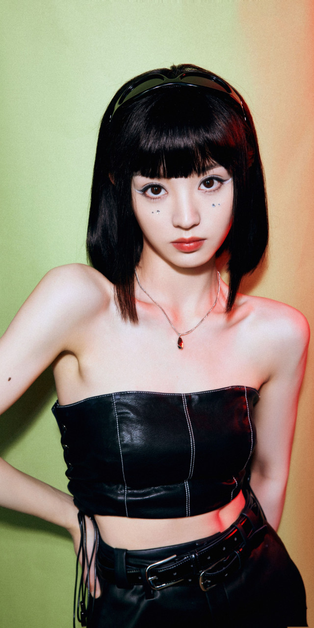 田曦薇黑色吊带裙壁纸组图