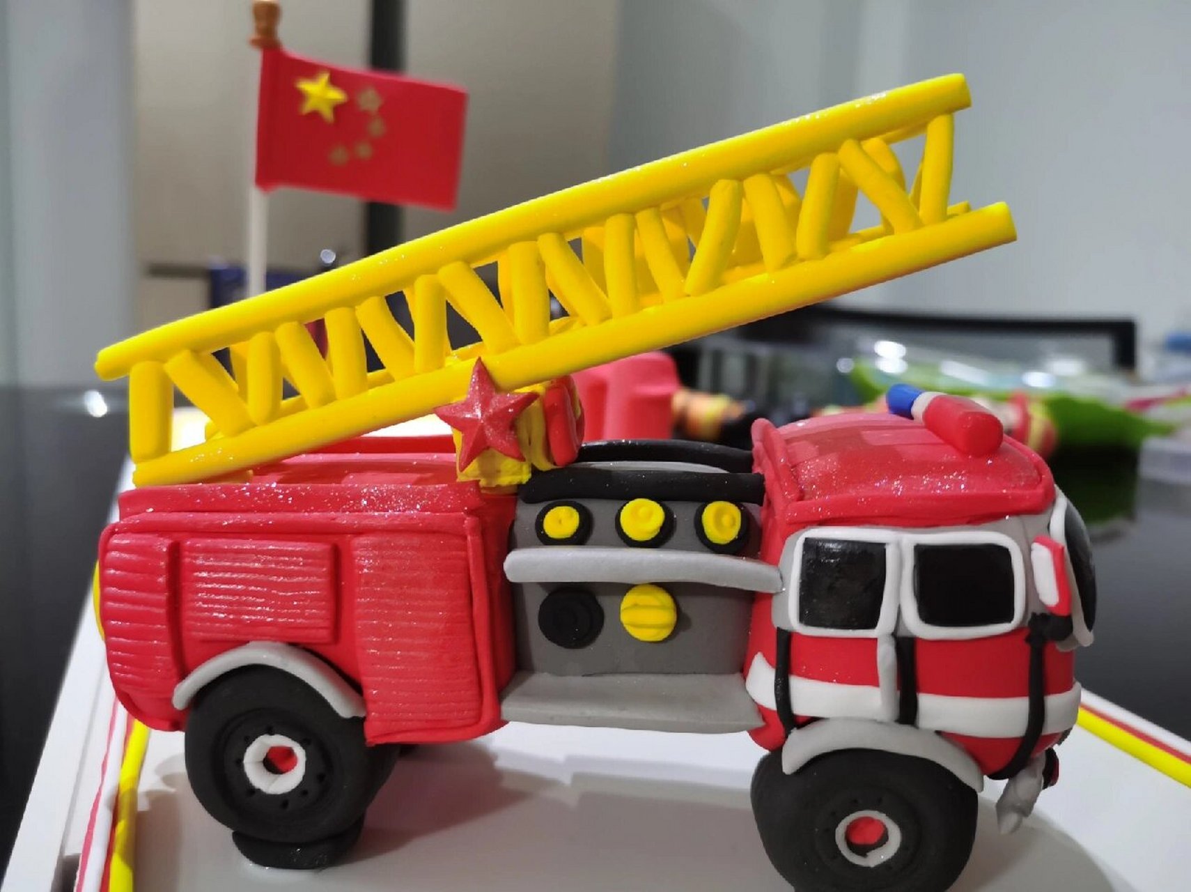 超轻粘土消防员,消防车02,灭火器 利用十几天晚休息时间精心捏制而