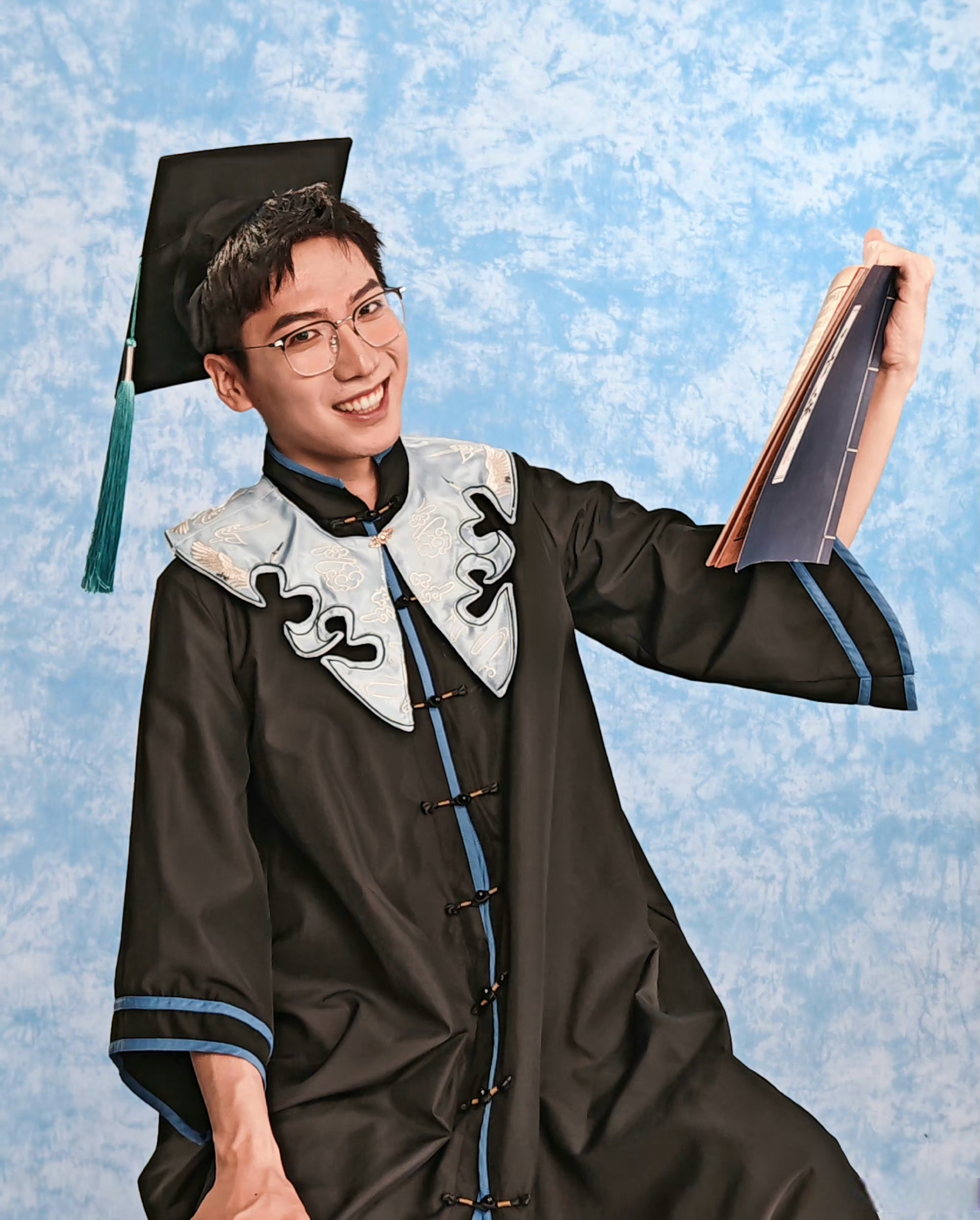 毕业季将至,北大学子把北京城穿在了学士服上,用镜头记录下与北京的