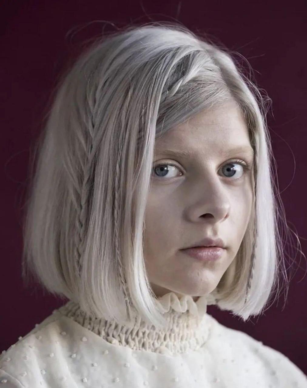 她是 aurora aksnes,来自挪威卑尔根的流行乐女歌手.