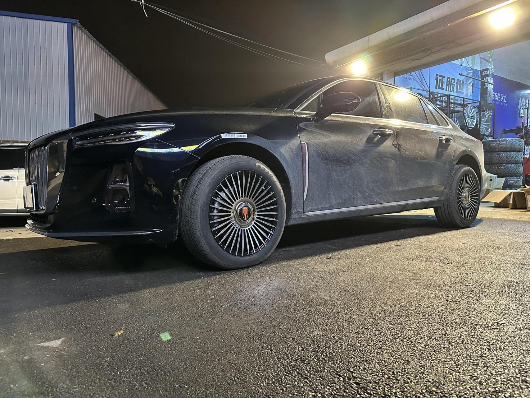 红旗h5升级18寸网红悬浮盖轮毂,这效果哇塞哇塞地不要不要的