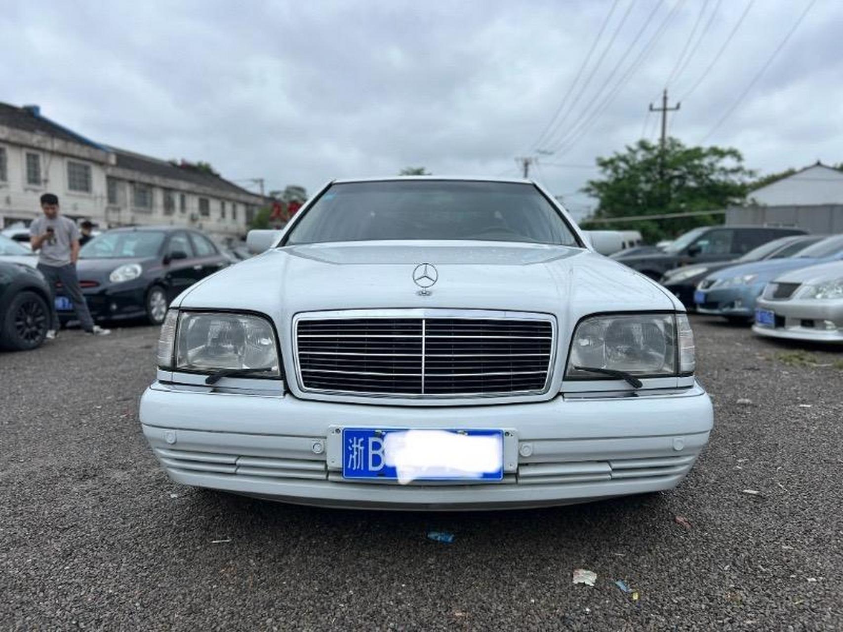 驰s320虎头奔w140 车型:轿车 车体颜色:白色 上牌时间:2000年1月 排气