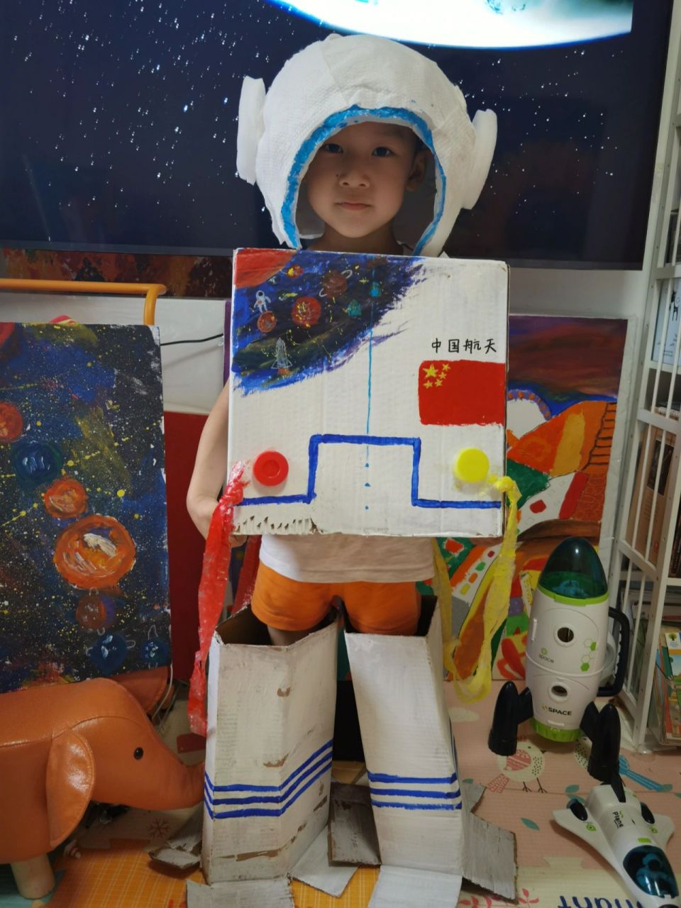 小朋友想要擎天柱 这也太为难老母亲了 最后经过协商,制作纸壳宇航服
