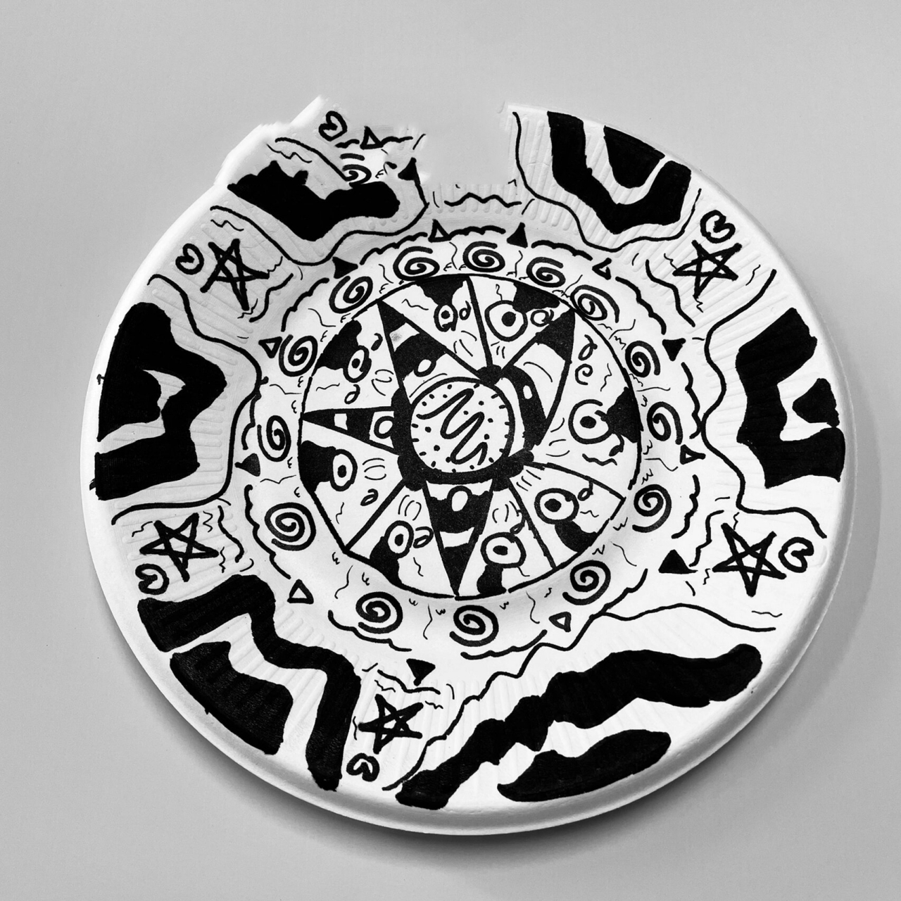 《漂亮的挂盘》点线面|黑白盘子画 孩子们的作品,点线面装饰盘子画,不