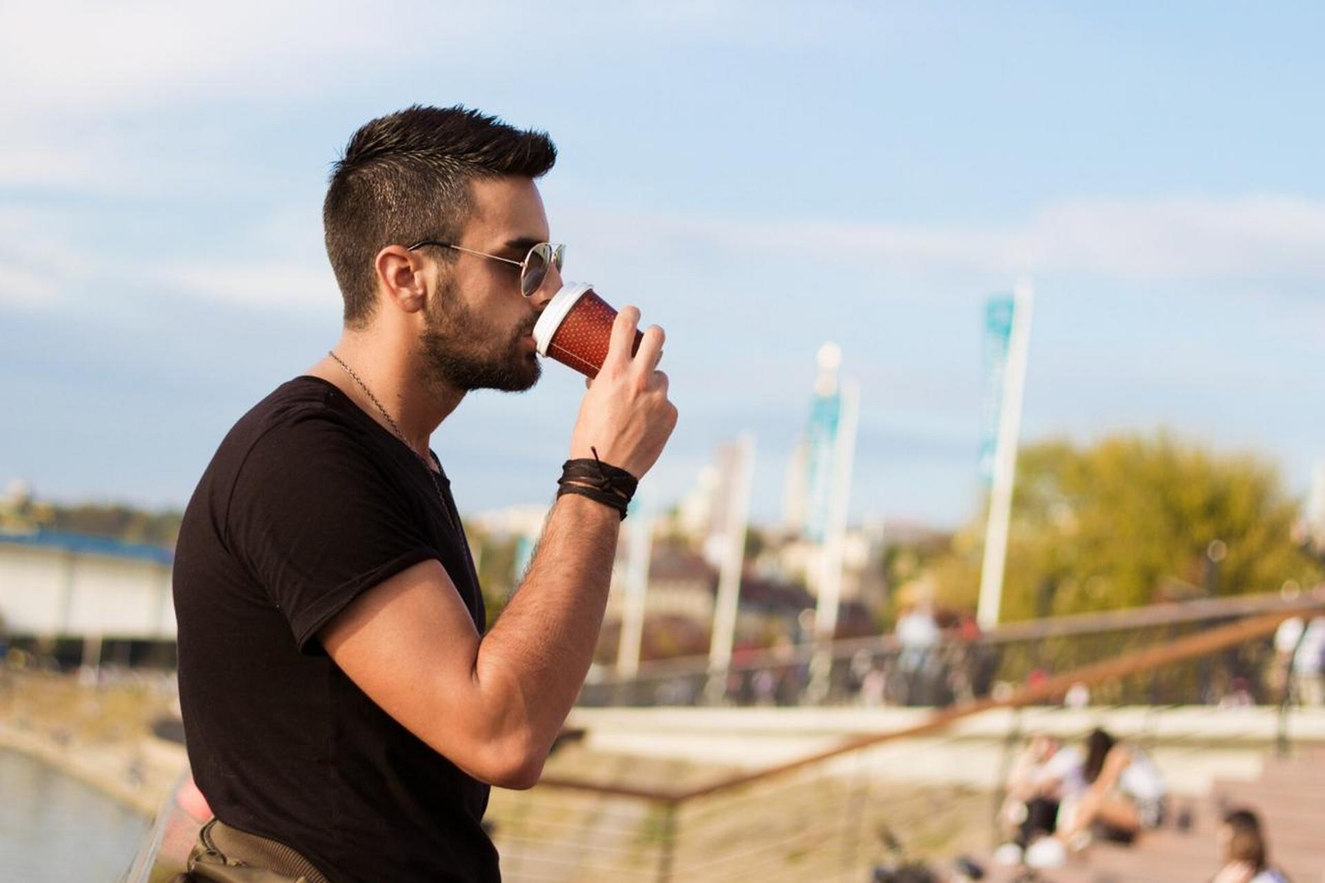 菲利普·马洛是个私家侦探,也是个酒鬼.