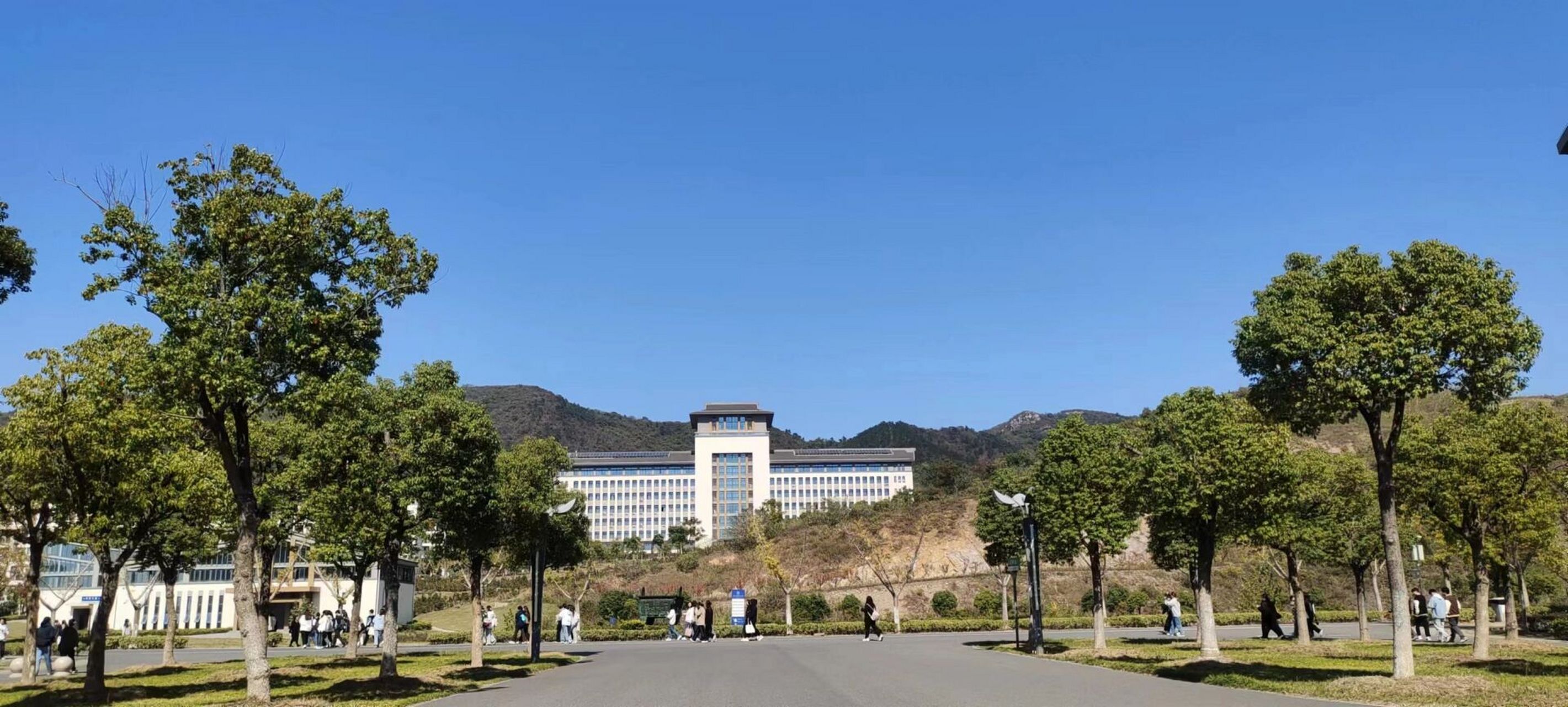 欢迎学弟学妹来到镇江高等专科学校 欢迎学弟学妹们来到镇江高专 我是