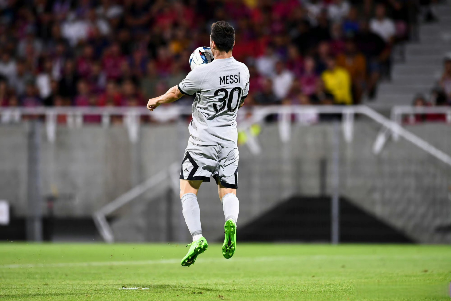 梅西倒钩破门,抓拍瞬间,一气呵成,观感满分[good][good]#梅西倒钩破门